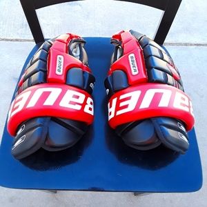 Men's ice hockey gloves